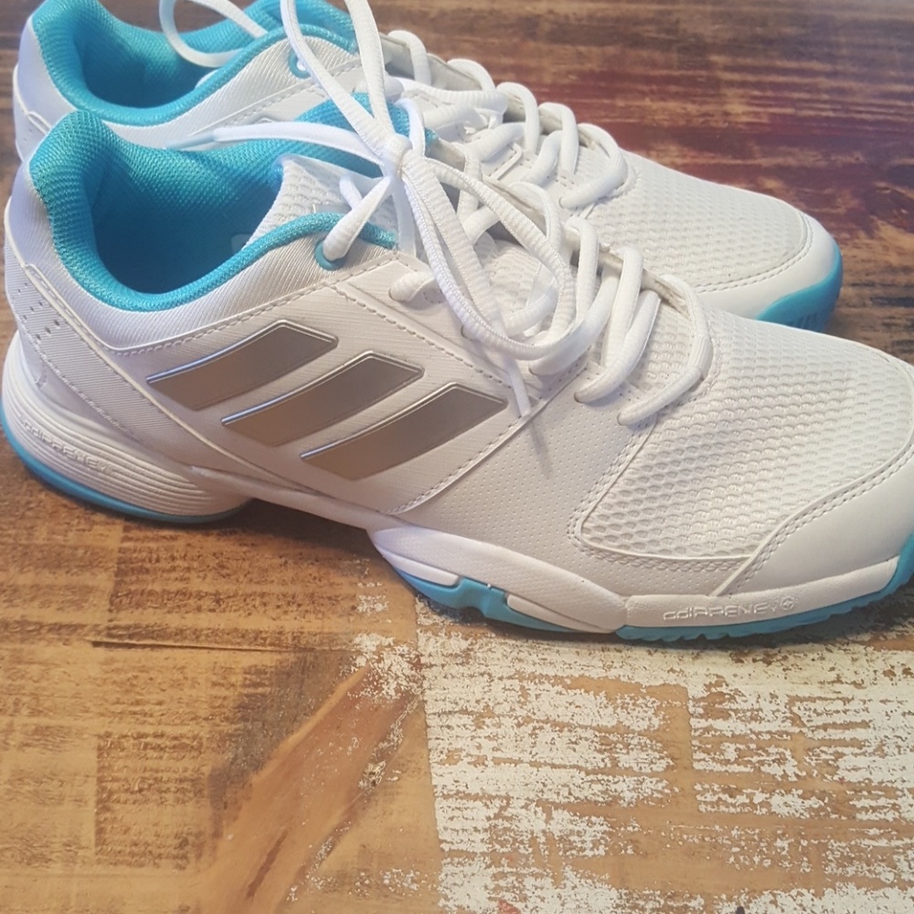 Adidas woman shoe size 7 new